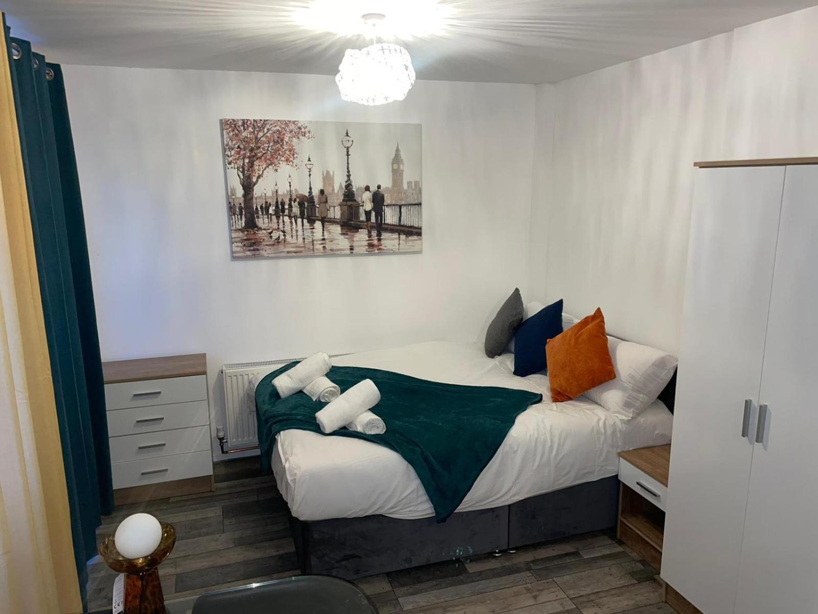 Private Room In London Enfield With Parking Екстер'єр фото