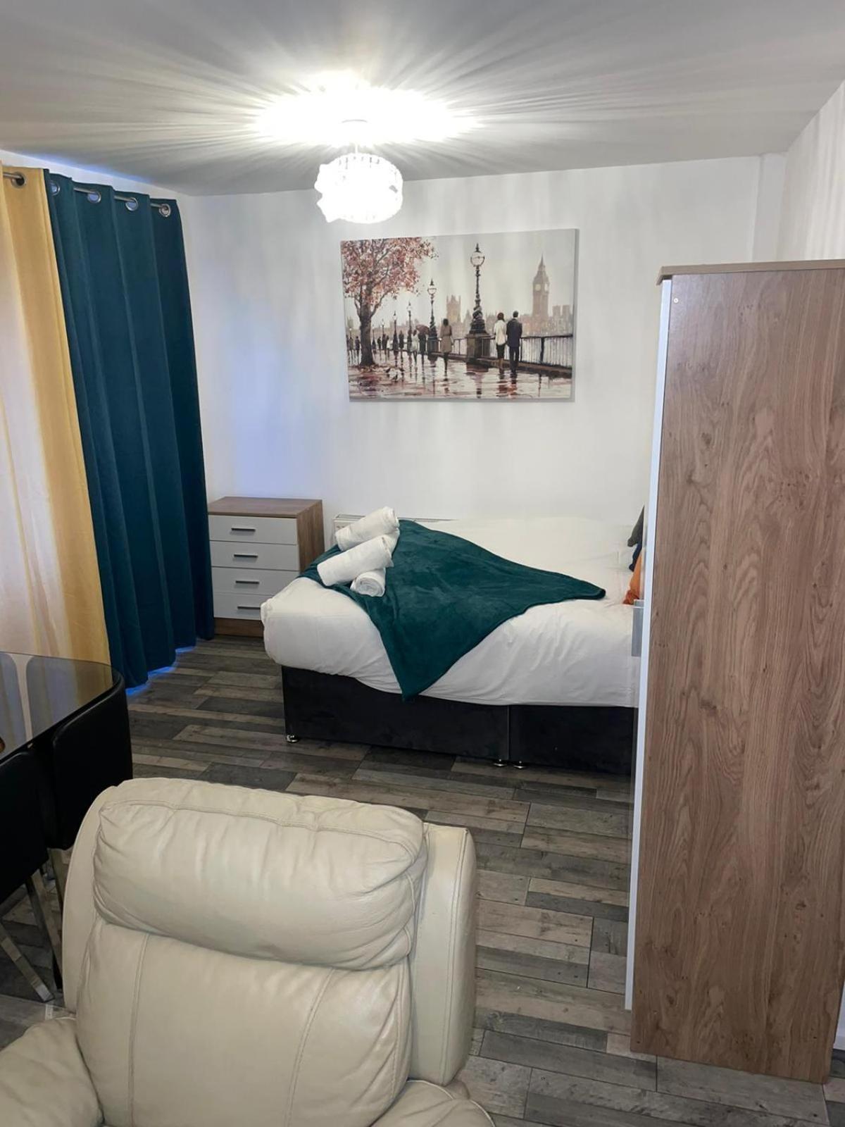 Private Room In London Enfield With Parking Екстер'єр фото